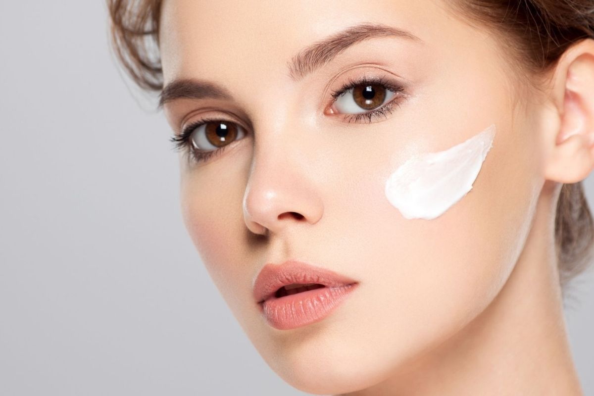 In a world where youthful and vibrant skin is highly coveted, Endolift has emerged as the go-to non-surgical solution for skin rejuvenation. This revolutionary laser treatment combines skin rejuvenation and facial contouring into one seamless procedure. Say goodbye to sagging skin in areas like the face, chin, neck, and under-eye bags, as Endolift eliminates the need for traditional surgical operations. It's performed without incisions and anesthesia, making it an easy and safe alternative compared to conventional surgical procedures.